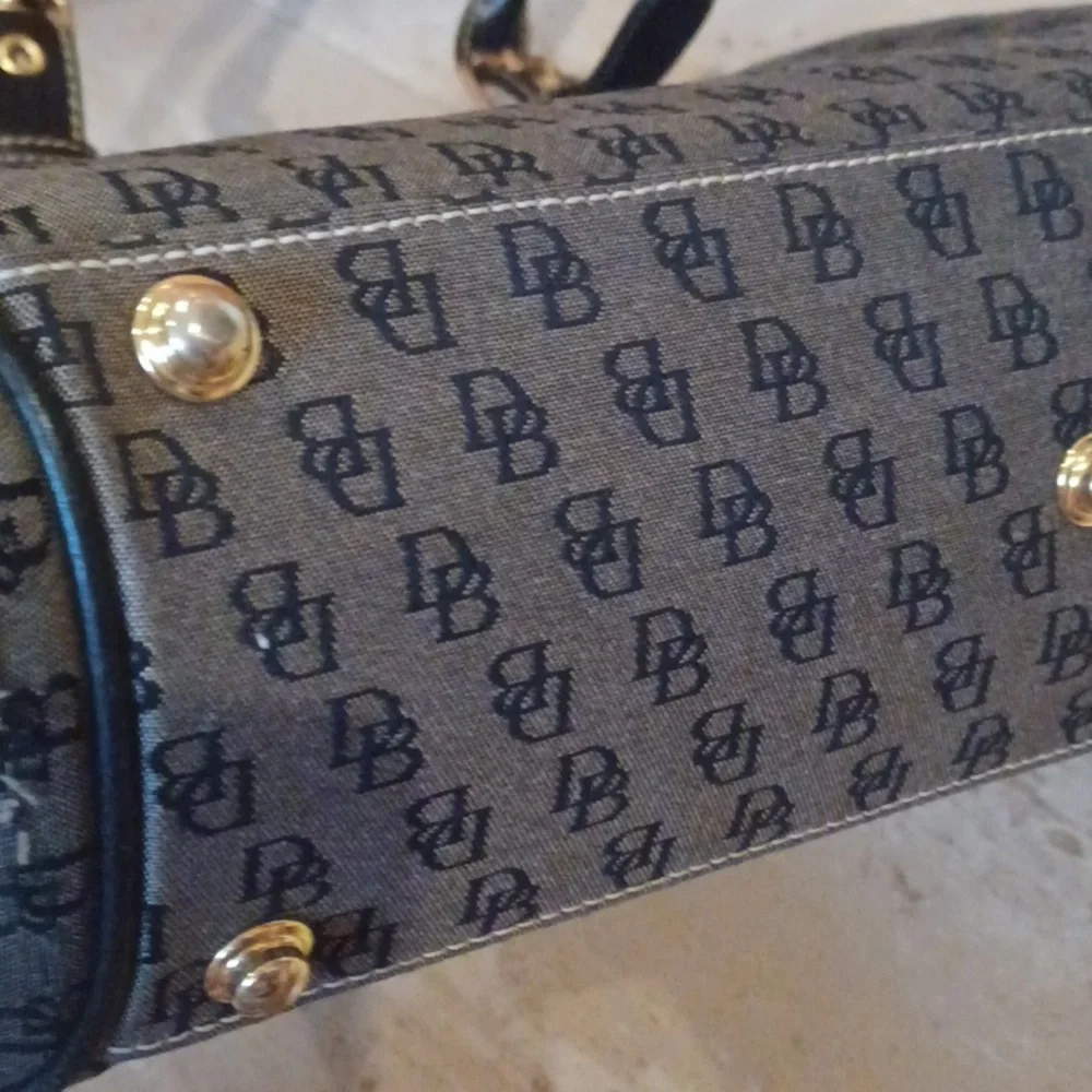 Classy Dooney & Bourke Signature Shoulder Bag - Picture 6 of 16